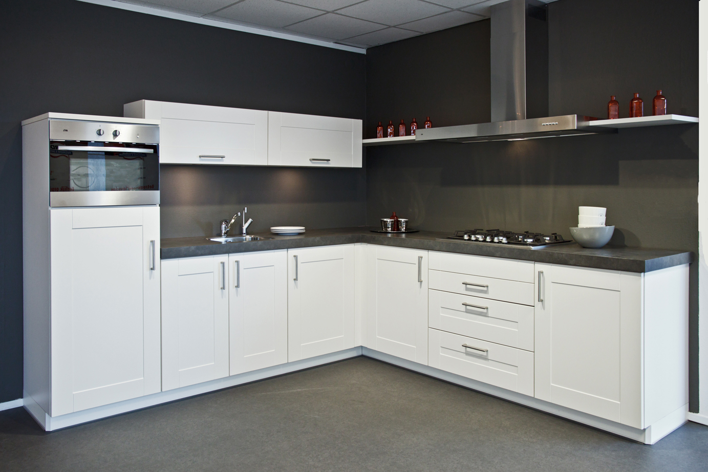 fronty MDF, klapy aluminiowe, aventos hf, szuflady tandembox z cichym domykiem, cokół aluminiopodobny, piekarnik i microfala zabudowane w słupku